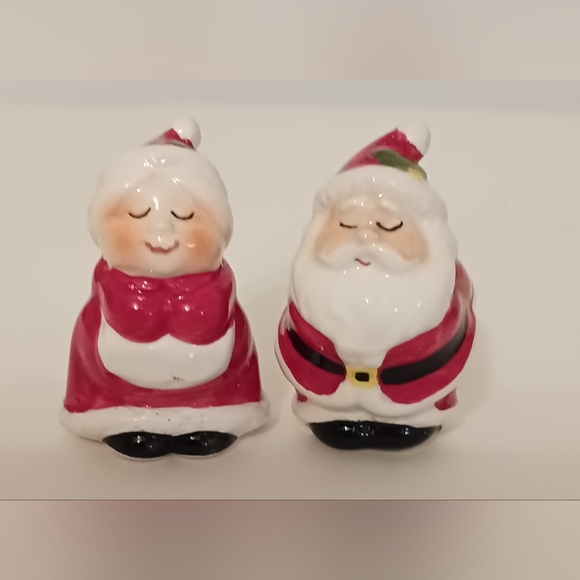 Santa and Mrs. Clause Salt and Pepper Shakers. - Picture 7 of 7